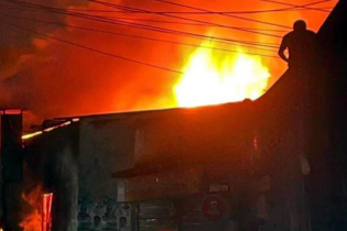 বাড্ডায় কারখানায় ভয়াবহ আগুন, নিয়ন্ত্রণে ৮ ইউনিট