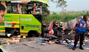 ইন্দোনেশিয়ায় বাস দুর্ঘটনায় নিহত ১৬