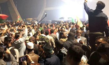 ৩০০ ফিট এলাকায় ‘লিডার আসছে’ স্লোগানে মুখর