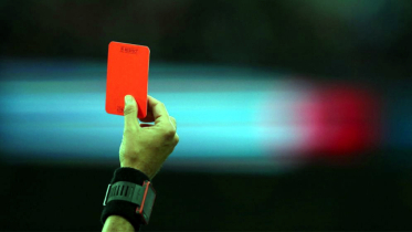 খেলা শুরুর আগেই দেখতে হলো লাল কার্ড খেলা শুরুর আগেই দেখতে হলো লাল কার্ড