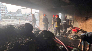 ফের পুরান ঢাকায় বহুতল ভবনে অগ্নিকাণ্ড ফের পুরান ঢাকায় বহুতল ভবনে অগ্নিকাণ্ড