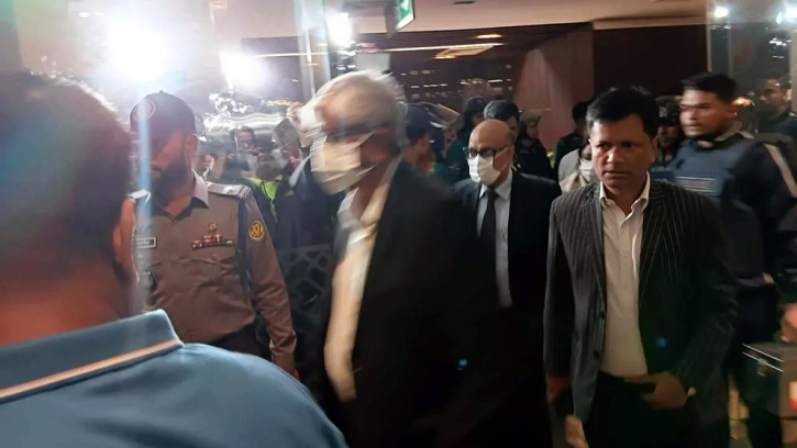 ৬ ঘণ্টা অবরুদ্ধ থেকে সচিবালয় ছাড়লেন অর্থ উপদেষ্টা