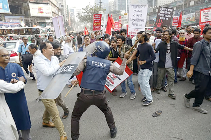 বাম গণতান্ত্রিক জোটসহ কয়েকটি সংগঠনের মিছিলে পুলিশের লাঠিচার্জ