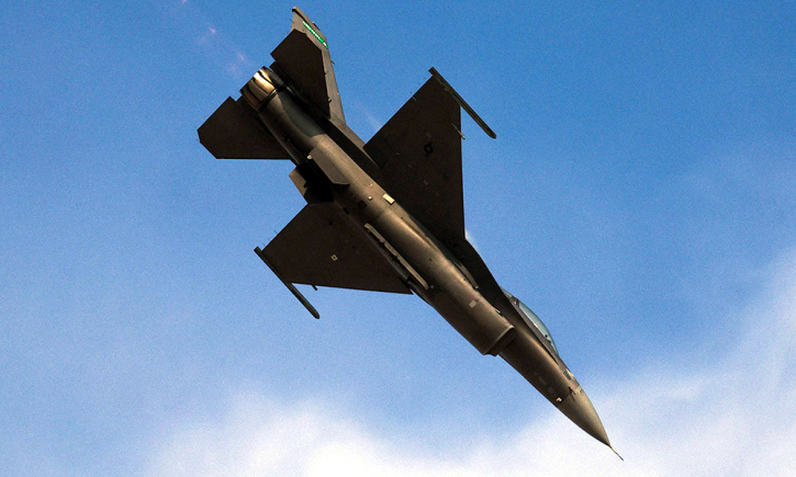 মার্কিন যুদ্ধবিমান বিধ্বস্ত, অল্পের জন্য বেঁচে গেলেন পাইলট