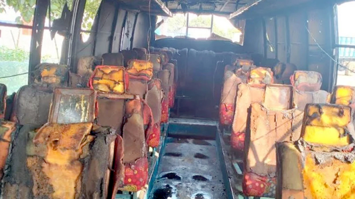 জয়পুরহাটে স্ট্যান্ডে দাঁড়িয়ে থাকা বাসে আগুন