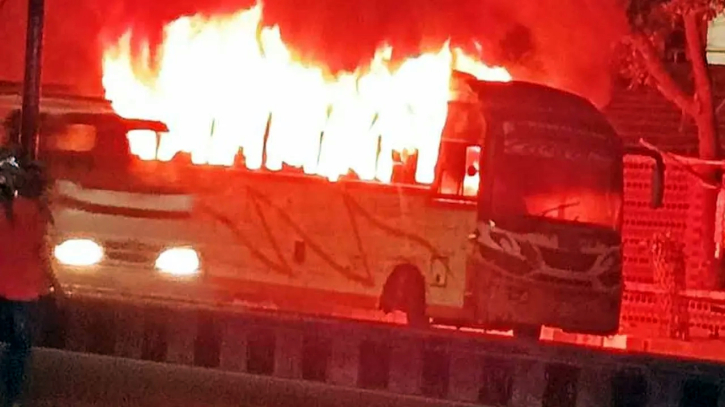 ‎বাড্ডায় চলন্ত বাসে আগুন