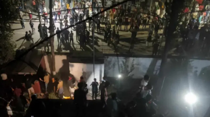 বঙ্গবন্ধুর ধানমন্ডি ৩২ এর বাড়িতে চলছে ভাঙচুর বঙ্গবন্ধুর ধানমন্ডি ৩২ এর বাড়িতে চলছে ভাঙচুর