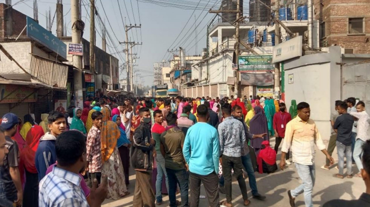 বকেয়া বেতনের দাবিতে আশুলিয়ায় পোশাক শ্রমিকদের বিক্ষোভ বকেয়া বেতনের দাবিতে আশুলিয়ায় পোশাক শ্রমিকদের বিক্ষোভ