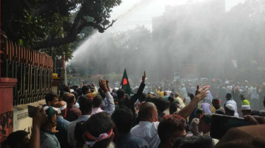 জলকামান উপেক্ষা করে সচিবালয়ের পথে চাকরিচ্যুত বিডিআর সদস্যরা