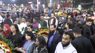 ভাষা শহীদদের শ্রদ্ধা জানাতে শহীদ মিনারে মানুষের ঢল