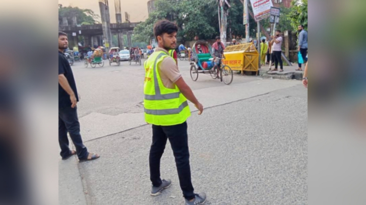 রাজধানীতে ট্রাফিকের ভূমিকায় ছাত্রদল রাজধানীতে ট্রাফিকের ভূমিকায় ছাত্রদল
