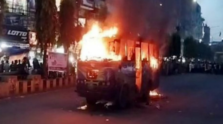 চট্টগ্রামে নিউমার্কেট মোড়ে বাসে অগ্নিসংযোগ চট্টগ্রামে নিউমার্কেট মোড়ে বাসে অগ্নিসংযোগ