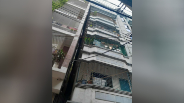 রাজধানীতে হেলে পড়ল বহুতল ভবন