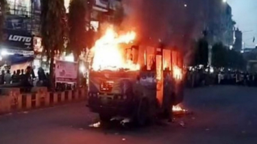 চট্টগ্রামে নিউমার্কেট মোড়ে বাসে অগ্নিসংযোগ