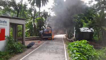 জুলাই পদযাত্রাকে কেন্দ্র করে গোপালগঞ্জে পুলিশের গাড়িতে আগুন 
