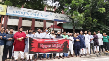 ‎ওসিকে অপসারণের দাবিতে থানার সামনে বিক্ষোভ স্থানীয়দের