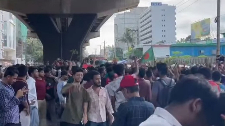 চট্টগ্রামে শিক্ষা উপদেষ্টার পদত্যাগের দাবিতে সড়ক অবরোধ