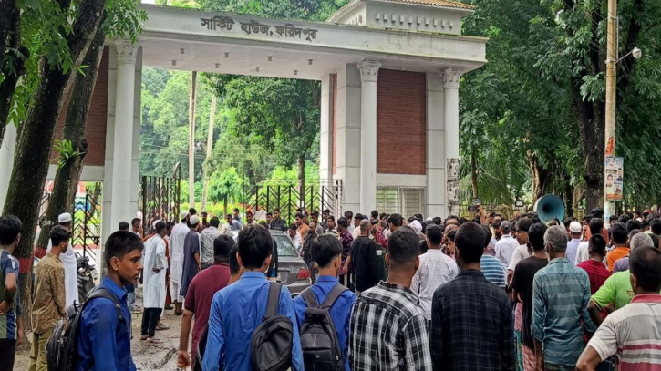 ফরিদপুরে পৌঁছেছেন এনসিপির কেন্দ্রীয় নেতারা ফরিদপুরে পৌঁছেছেন এনসিপির কেন্দ্রীয় নেতারা