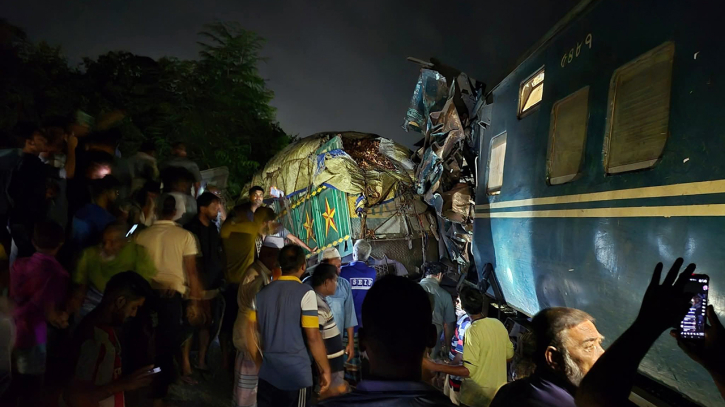 খুলনায় ট্রেন-ট্রাক সংঘর্ষে নিহত ১ খুলনায় ট্রেন-ট্রাক সংঘর্ষে নিহত ১