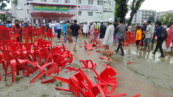 ‘জয় বাংলা’ স্লোগান দিয়ে গোপালগঞ্জে এনসিপির সমাবেশ মঞ্চে হামলা ‘জয় বাংলা’ স্লোগান দিয়ে গোপালগঞ্জে এনসিপির সমাবেশ মঞ্চে হামলা