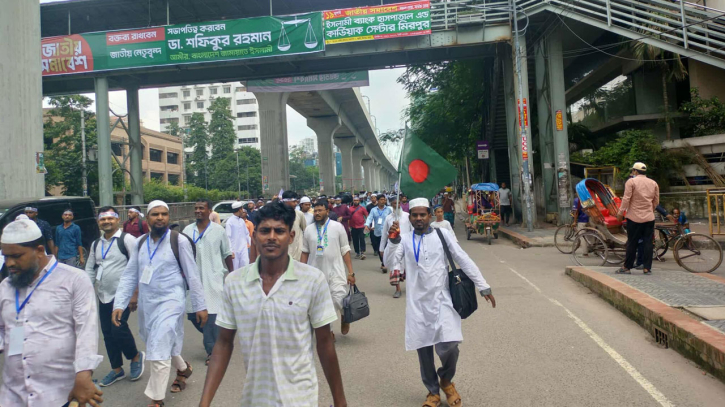 স্লোগানে উত্তাল রাজধানীর সড়ক, দলে দলে সমাবেশে যাচ্ছেন নেতাকর্মীরা স্লোগানে উত্তাল রাজধানীর সড়ক, দলে দলে সমাবেশে যাচ্ছেন নেতাকর্মীরা