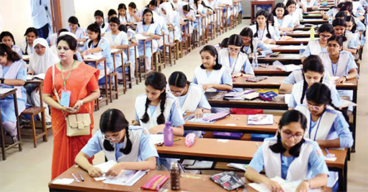 এবার এইচএসসি পরীক্ষার্থী কমেছে প্রায় ৮২ হাজার