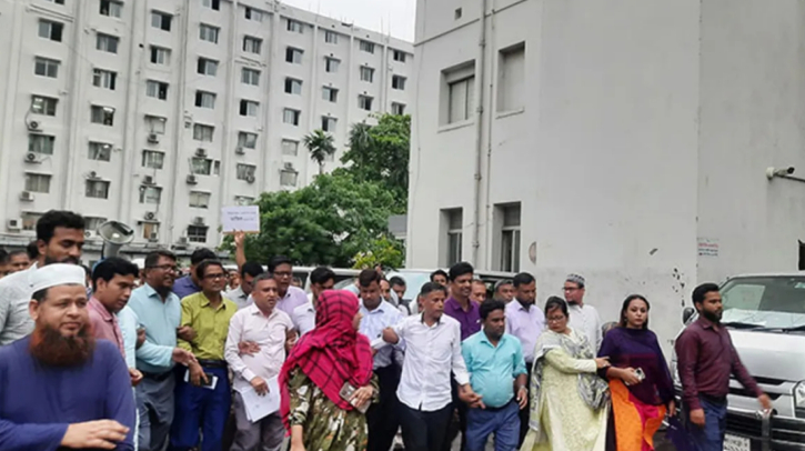 সচিবালয়ে কর্মচারীদের বিক্ষোভ মিছিল