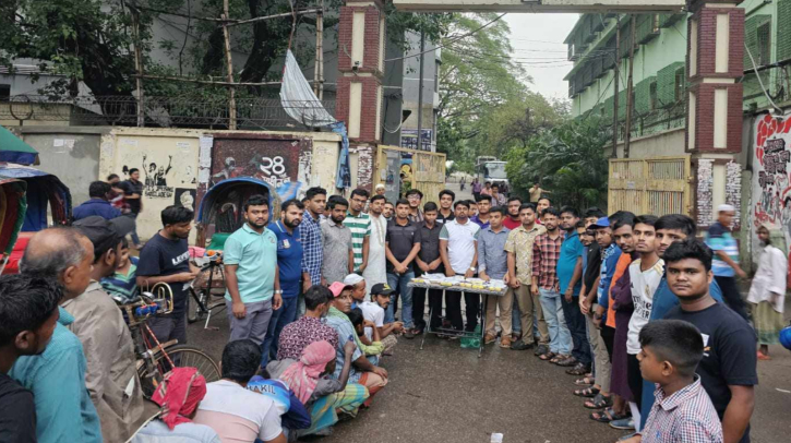 দুস্থদের মাঝে খাবার বিতরণ জবি ছাত্রদলের দুস্থদের মাঝে খাবার বিতরণ জবি ছাত্রদলের