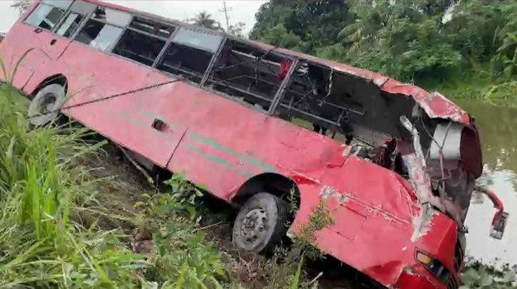 নাটোরে সড়ক দুর্ঘটনায় নিহত ৩ নাটোরে সড়ক দুর্ঘটনায় নিহত ৩