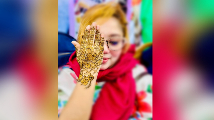 ঈদের রঙে রাঙা হাত: শহরজুড়ে মেহেদি উৎসবের আনন্দ! ঈদের রঙে রাঙা হাত: শহরজুড়ে মেহেদি উৎসবের আনন্দ!