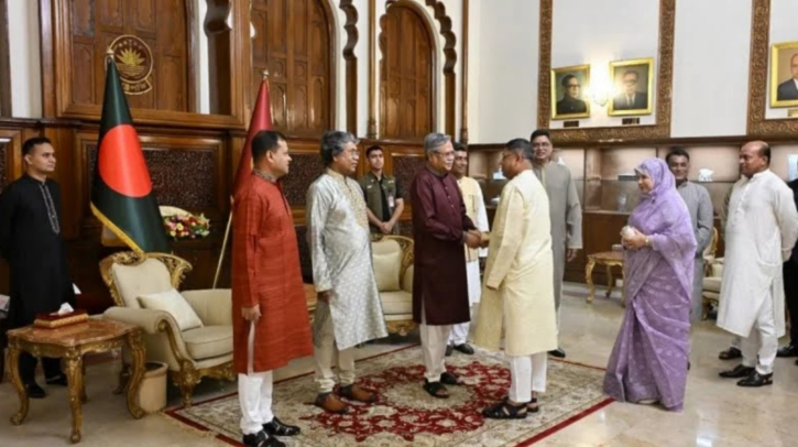 রাষ্ট্রপতির সঙ্গে সেনাপ্রধানের ঈদ শুভেচ্ছা বিনিময় রাষ্ট্রপতির সঙ্গে সেনাপ্রধানের ঈদ শুভেচ্ছা বিনিময়