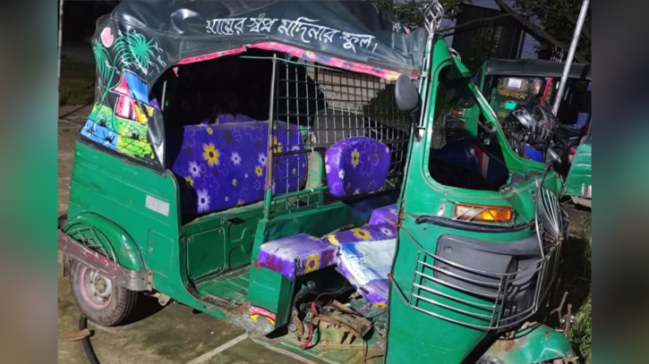 ফুলগাজীতে সিএনজির চাকা খুলে গাছের সঙ্গে ধাক্কা, নিহত ১ ফুলগাজীতে সিএনজির চাকা খুলে গাছের সঙ্গে ধাক্কা, নিহত ১