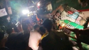 কালুরঘাট সেতুতে অটোরিকশায় পর্যটক এক্সপ্রেস ট্রেনের ধাক্কা, নিহত ৩