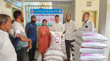 বন্যা ক্ষতিগ্রস্ত প্রান্তিক চাষীদের মাঝে মৎস্য খাদ্য বিতরণ