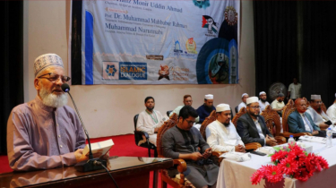 আইআইইউসি শিক্ষার্থীদের মাঝে কুরআন বিতরণ