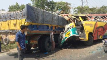 ট্রাক ও বাসের মাঝে চাপা পড়ে পুলিশ সদস্য নিহত 