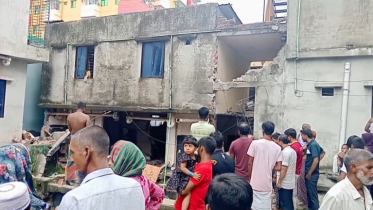 আশুলিয়ায় গ্যাস লিকেজ থেকে বিস্ফোরণে দেয়াল ধস, দগ্ধ ৫