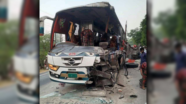 দিনাজপুরে দাঁড়িয়ে থাকা ট্রাকে বাসের ধাক্কা, নিহত ৫ দিনাজপুরে দাঁড়িয়ে থাকা ট্রাকে বাসের ধাক্কা, নিহত ৫