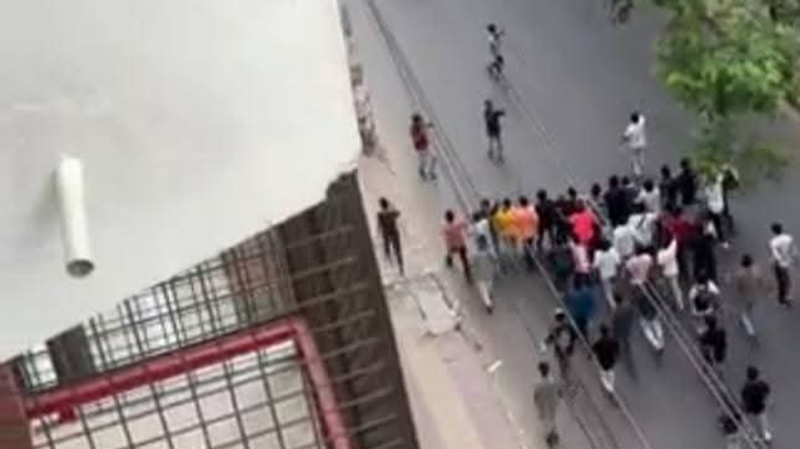 ঢাবিতে ২টি ককটেল বিস্ফোরণ, ছাত্রলীগের ঝটিকা মিছিল ঢাবিতে ২টি ককটেল বিস্ফোরণ, ছাত্রলীগের ঝটিকা মিছিল