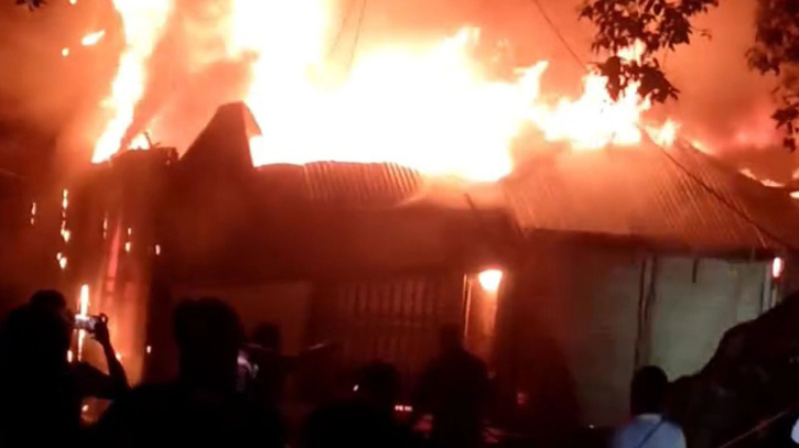 টাঙ্গাইলে আগুনে পুড়ল ৫ দোকান টাঙ্গাইলে আগুনে পুড়ল ৫ দোকান
