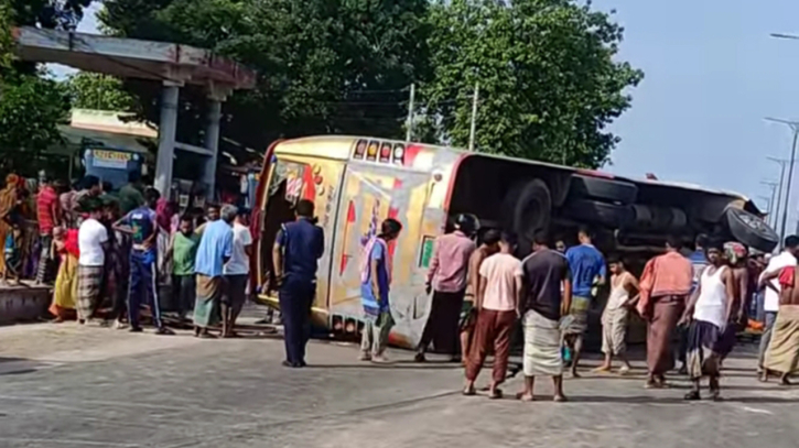 ‘চালক ঘুমিয়ে পড়ায়’ বাস উল্টে হেলপার নিহত, আহত ১৯ যাত্রী ‘চালক ঘুমিয়ে পড়ায়’ বাস উল্টে হেলপার নিহত, আহত ১৯ যাত্রী