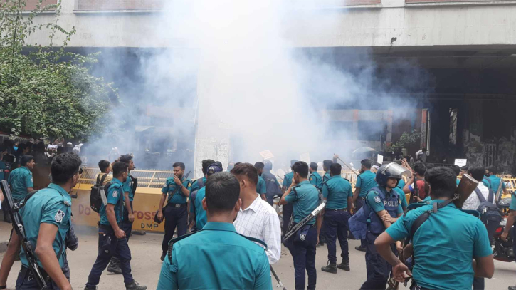 হঠাৎ উত্তপ্ত প্রেস ক্লাব, সাউন্ড গ্রেনেড নিক্ষেপ পুলিশের হঠাৎ উত্তপ্ত প্রেস ক্লাব, সাউন্ড গ্রেনেড নিক্ষেপ পুলিশের