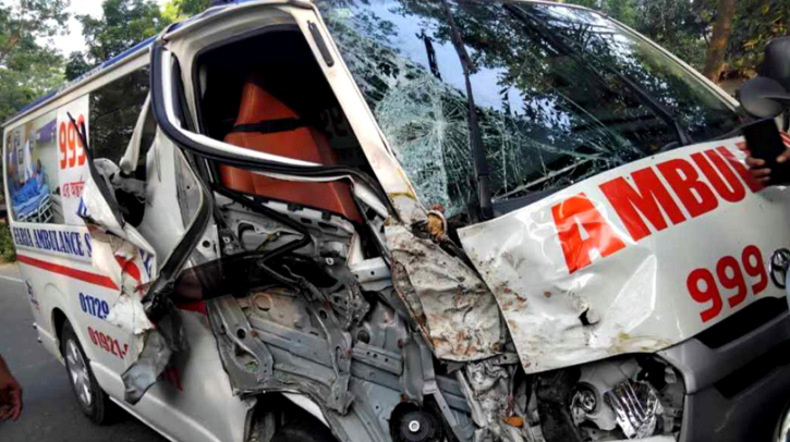 যশোরে অ্যাম্বুলেন্স-ভ্যানের সংঘর্ষে নিহত ৩ যশোরে অ্যাম্বুলেন্স-ভ্যানের সংঘর্ষে নিহত ৩