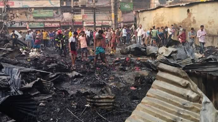 খুলনায় ভয়াবহ অগ্নিকাণ্ডে মার্কেট পুড়ে ছাই খুলনায় ভয়াবহ অগ্নিকাণ্ডে মার্কেট পুড়ে ছাই