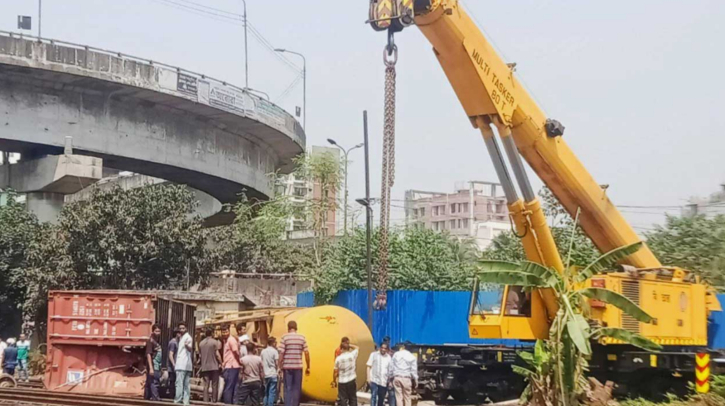 কমলাপুর স্টেশনে কন্টেইনার ট্রেন লাইনচ্যুত! কমলাপুর স্টেশনে কন্টেইনার ট্রেন লাইনচ্যুত!