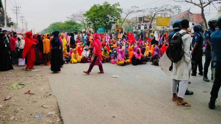 ঈদের ছুটি বাড়ানোর দাবিতে গাজীপুরে শ্রমিকদের বিক্ষোভ-অবরোধ ঈদের ছুটি বাড়ানোর দাবিতে গাজীপুরে শ্রমিকদের বিক্ষোভ-অবরোধ