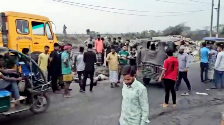 গাজীপুরে ট্রাক-অটোরিকশা সংঘর্ষে নিহত ২ গাজীপুরে ট্রাক-অটোরিকশা সংঘর্ষে নিহত ২