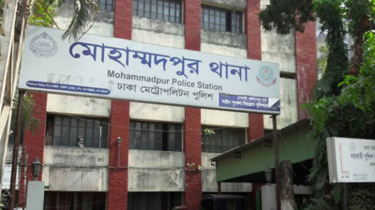 প্রকাশ্যে ধূমপান করায় দুই নারী গ্রেফতার