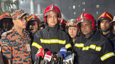গাবতলীতে আগুনে পুড়লো বস্তির দেড়শো ঘর, দুটি বাস