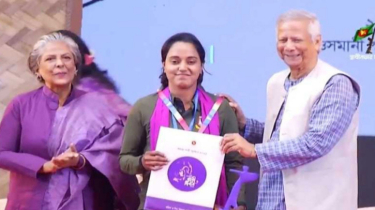 অদম্য নারী পুরস্কার তুলে দিলেন প্রধান উপদেষ্টা